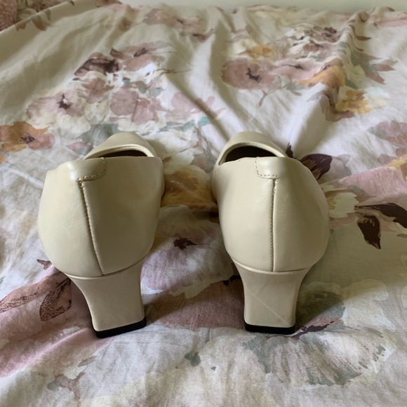 MOVED〰️ Gorgeous Vintage Heels - Picture 4 of 8